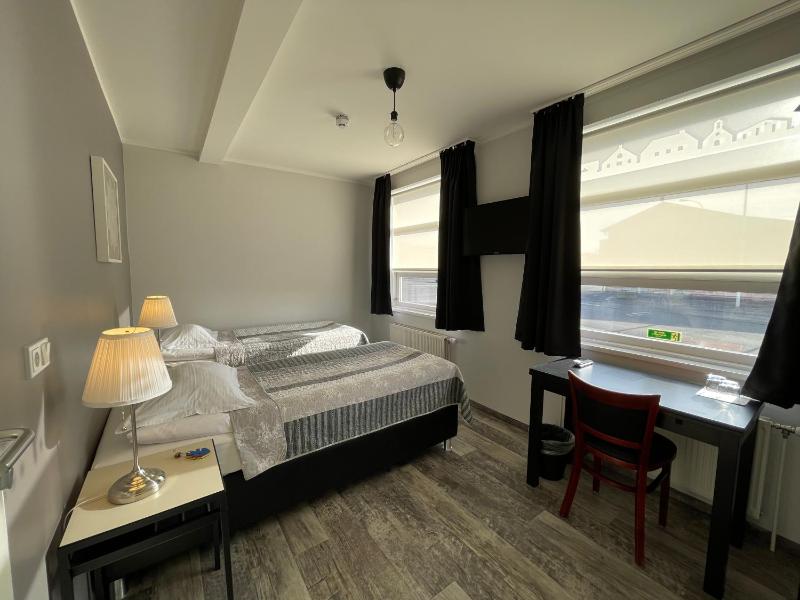 Standard Twin Room image 1