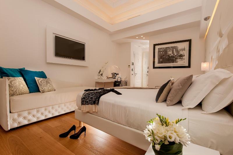 Deluxe Double or Twin Room image 3