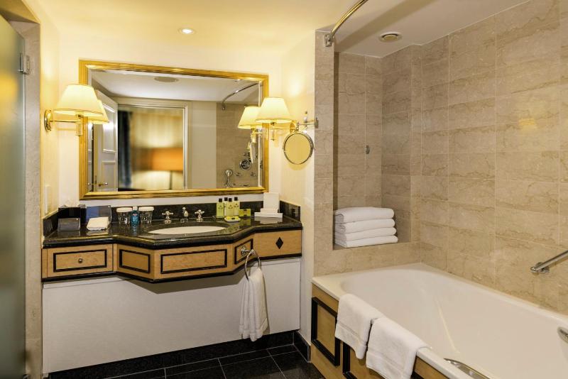 One Bedroom Suite with King Bed and Park View image 1