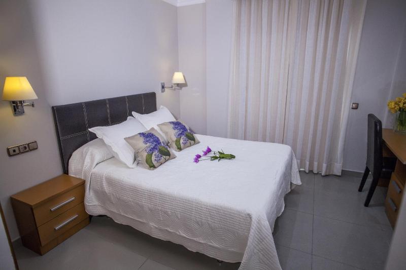 Triple Room with Bathroom image 2