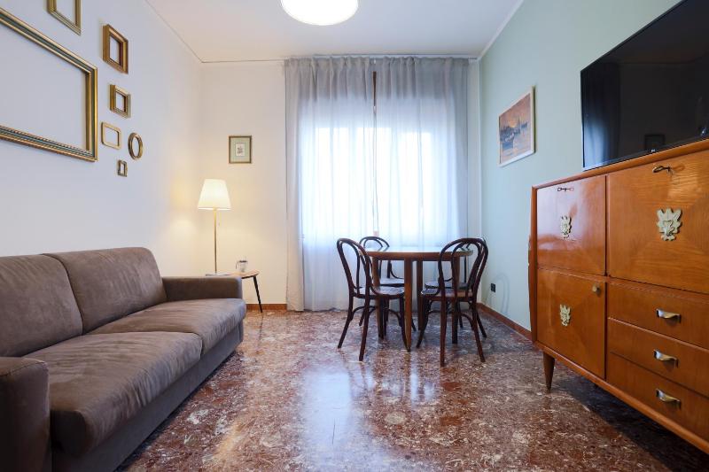 GuestHost - Casa Vita Roomy Apartment - image 8