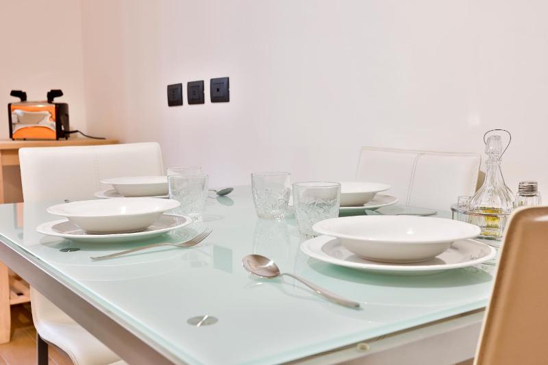 GuestHost - Casa Vita Roomy Apartment - image 11