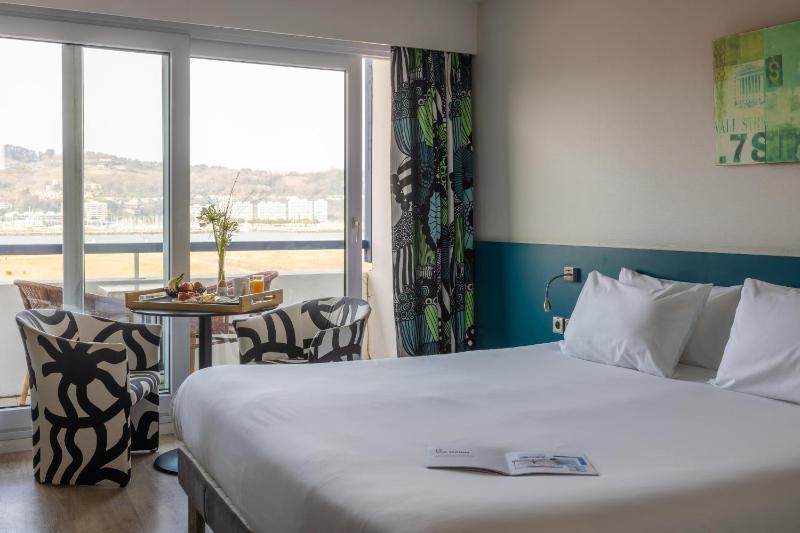 Deluxe Double Room with Side Sea View - Access to the Spa image 1