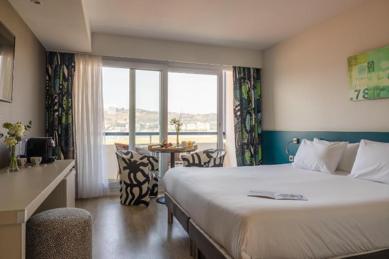 Deluxe Double Room with Side Sea View - Access to the Spa image 2