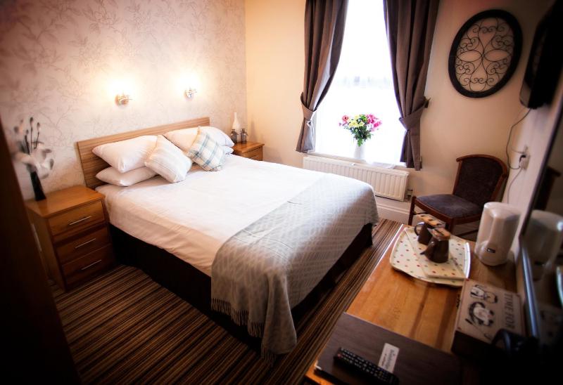 Double Room image 3