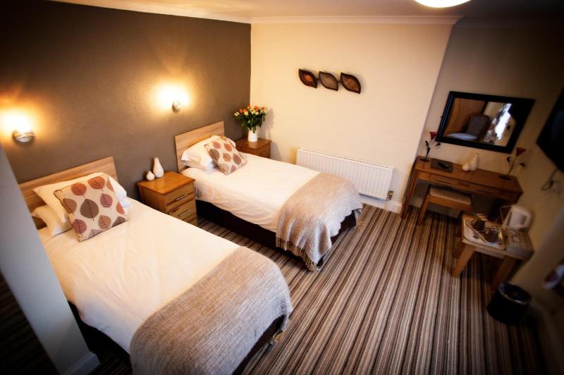 Twin Room image 4