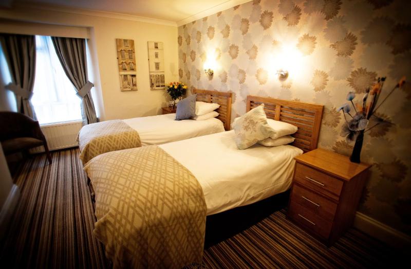 Twin Room image 3