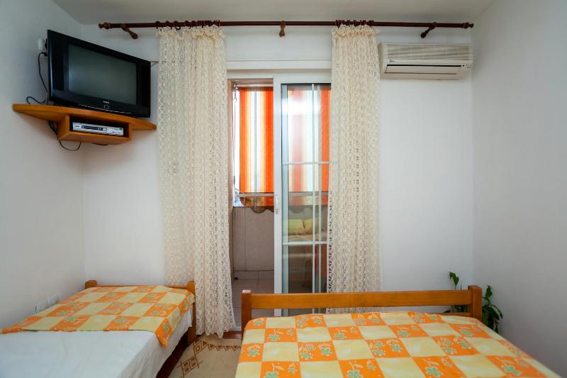 One-Bedroom Apartment image 4