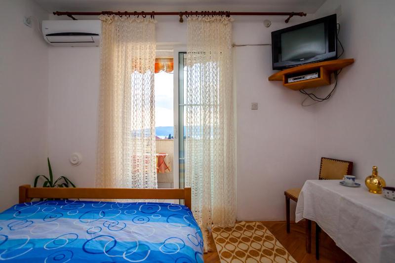 One-Bedroom Apartment image 4
