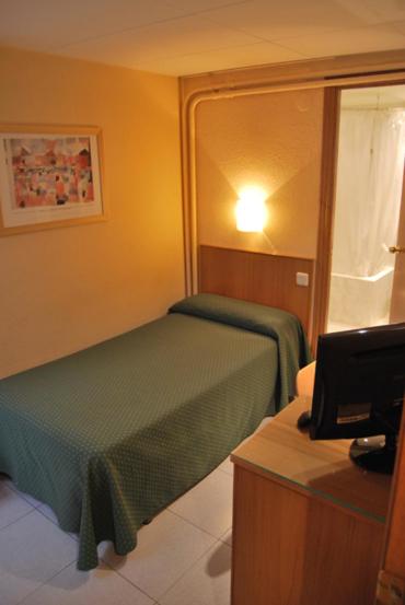 Single Room image 3