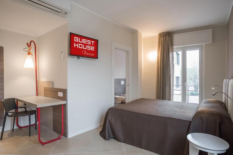 Standard Double or Twin Room image 4