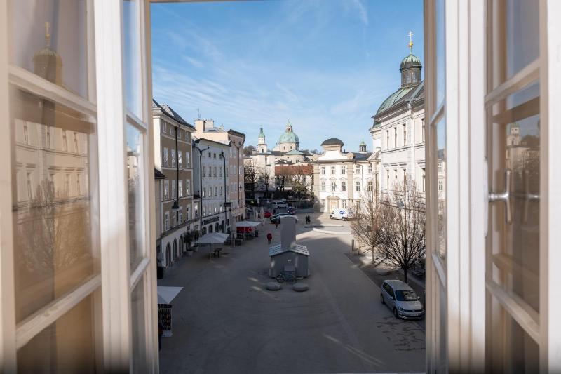 Double Room with Balcony and Cathedral Views image 4