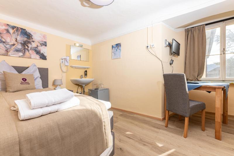Single Room with Shared Bathroom Garden View image 1