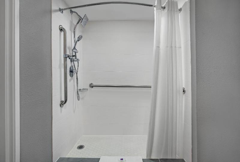 Queen Room with Two Queen Beds - Disability Access - Non-Smoking image 4