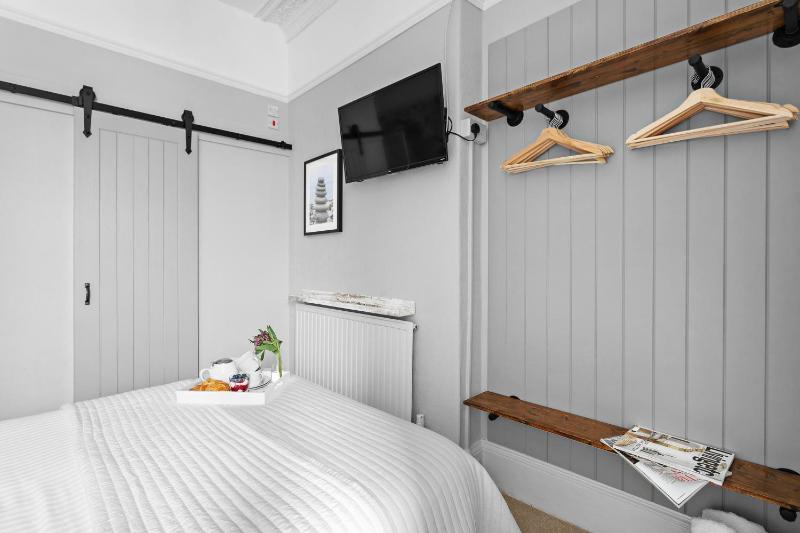 Double Room image 3