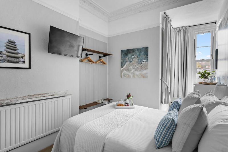 Double Room image 4