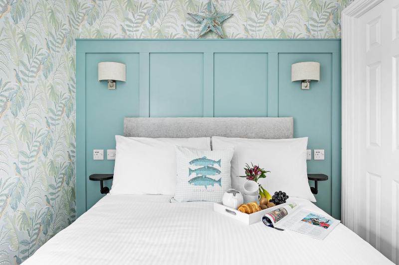 Small Double Room image 3