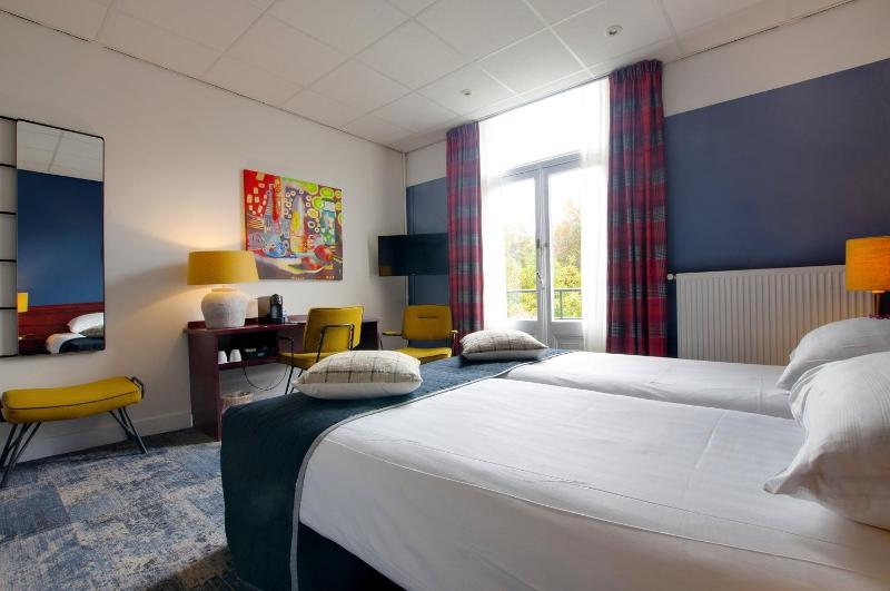 Twin Room with Garden View image 4