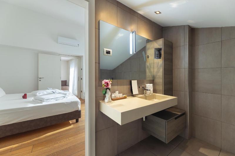 Suite with Balcony image 3