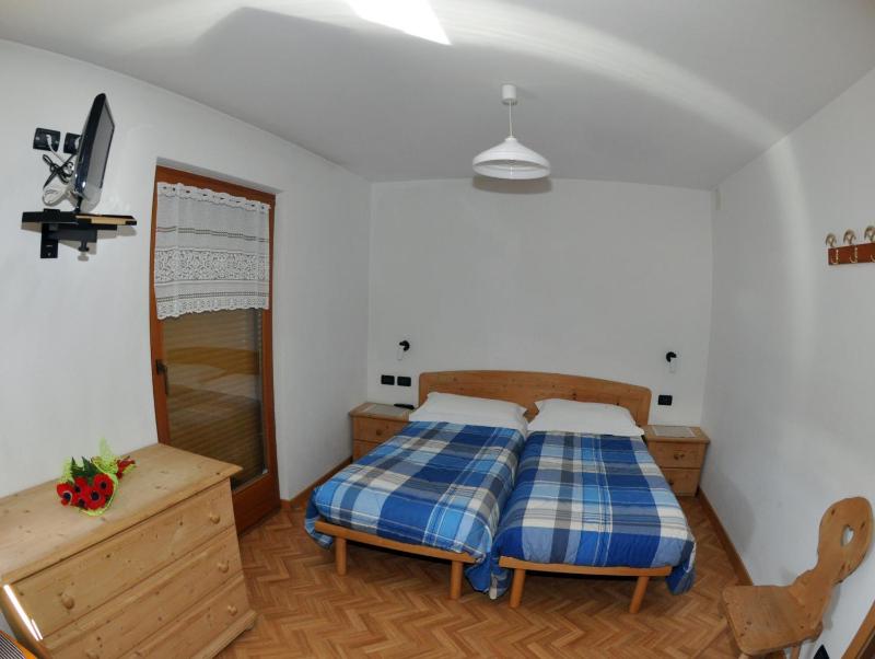 Double Room with Shared Bathroom - Annex image 4