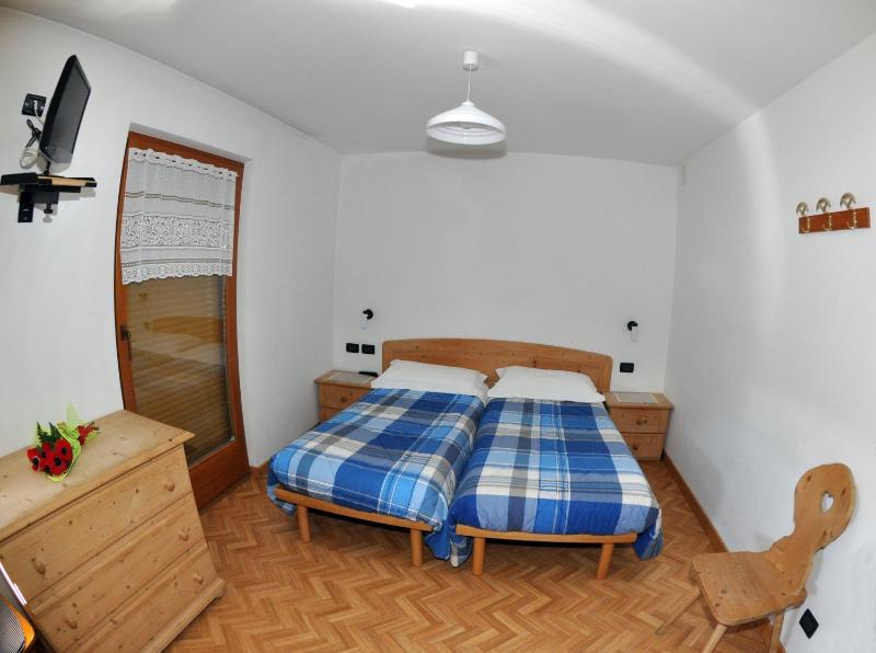 Double Room with Shared Bathroom - Annex image 3