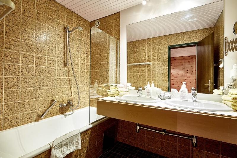 Economy Double Room with Balcony image 2