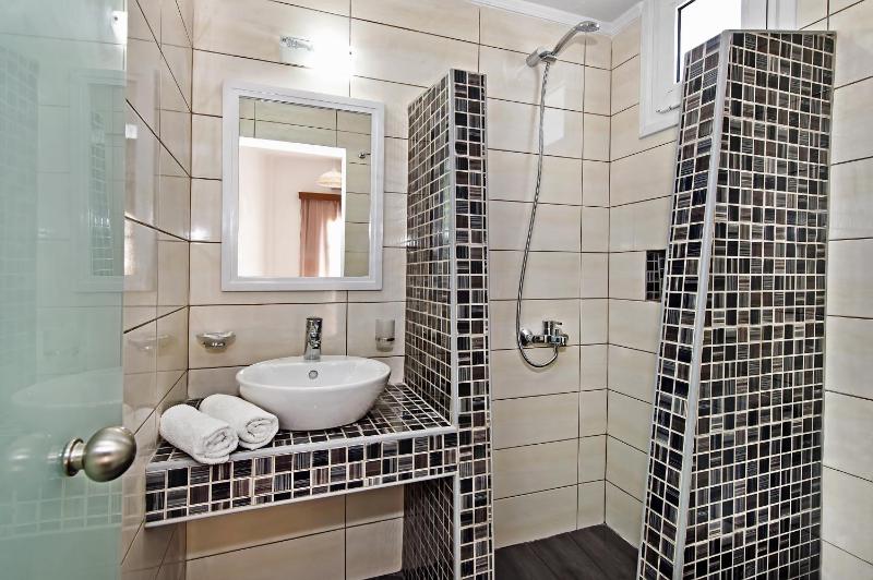 Budget Double Room image 4