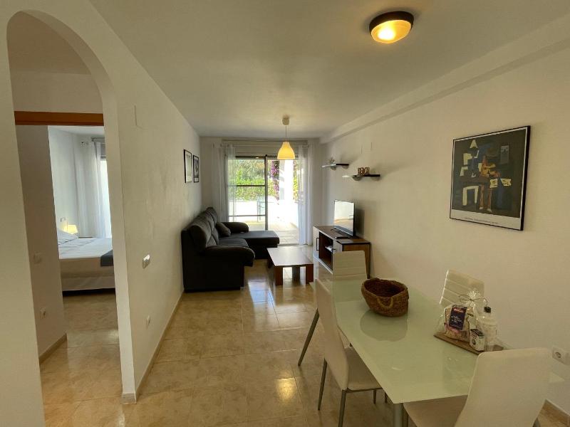 Superior Two-Bedroom House without Garage image 4