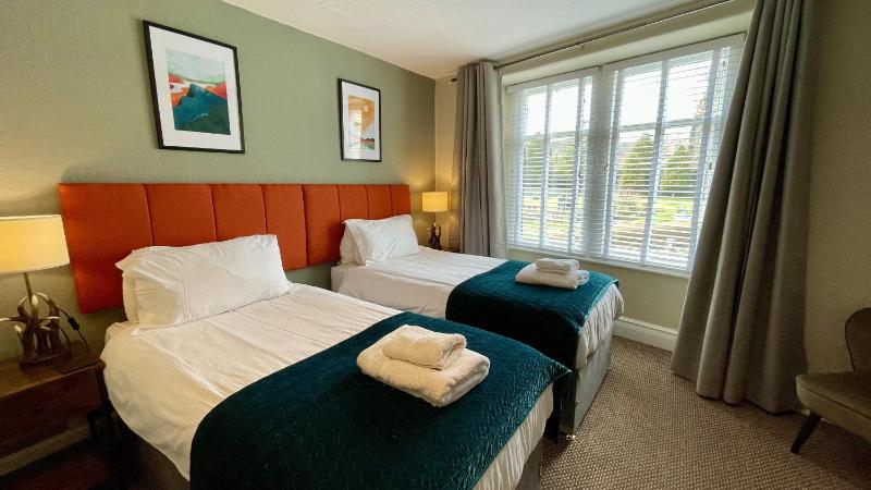 Twin Room with Private Bathroom image 3