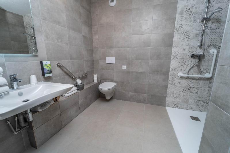 Standard Room with One Double Bed and One Single Bed image 4