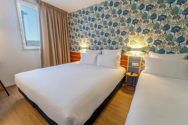 Standard Room with One Double Bed and One Single Bed image 3