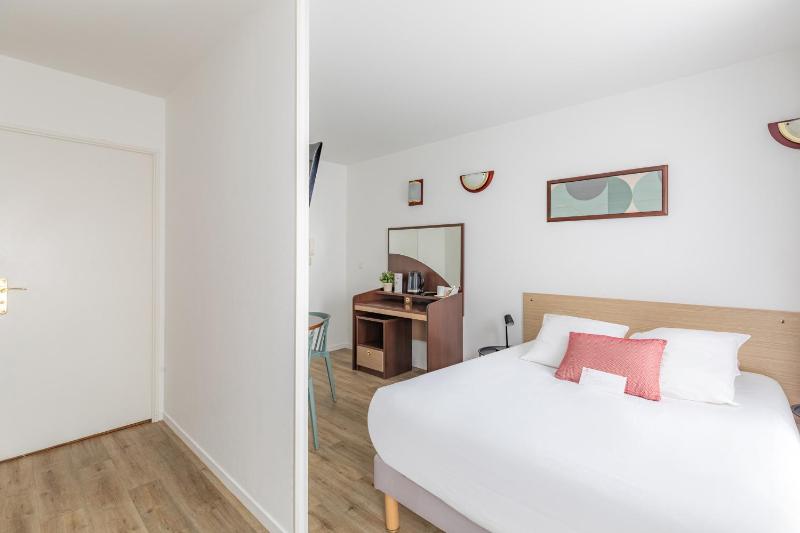 Large Triple Studio 1 Double Bed and 1 Single bed image 1