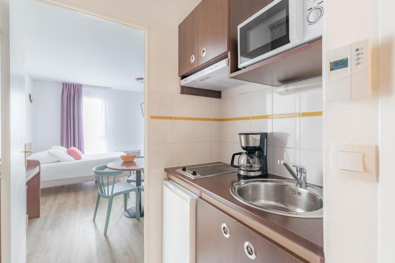 Large Triple Studio 1 Double Bed and 1 Single bed image 4