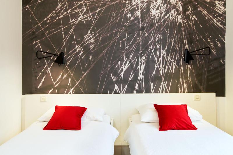 Twin Room image 4