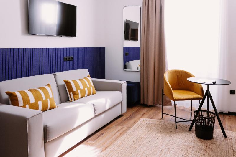 Family Room 4 image 3