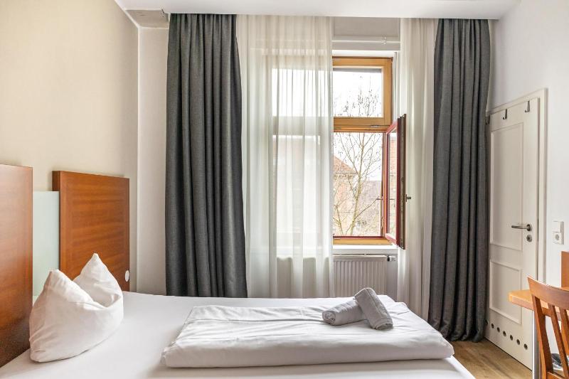 Single Room image 3