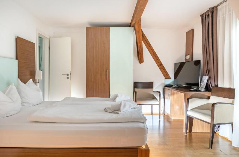 Double Room image 4