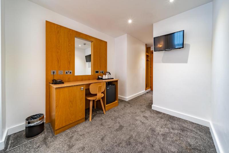 Standard Twin Room image 3