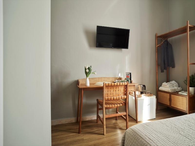 Economy Double Room with Private Bathroom image 4