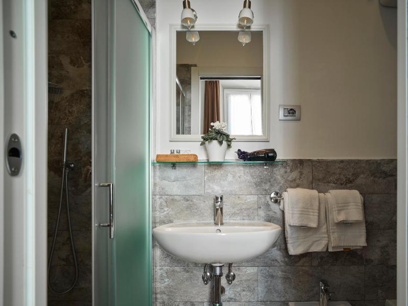 Economy Double Room with Private Bathroom image 2