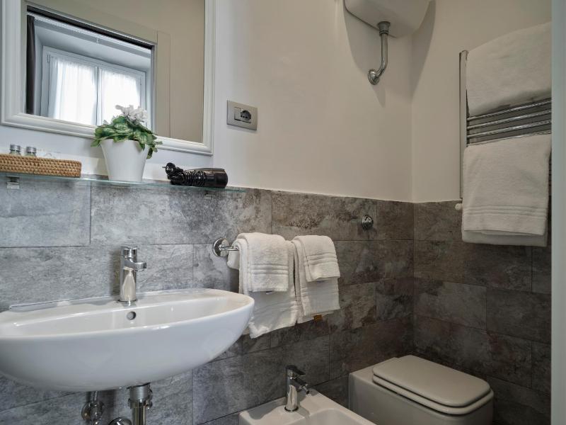 Economy Double Room with Private Bathroom image 3