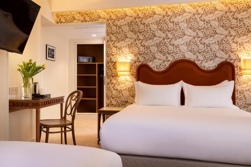 Superior Triple Room image 4