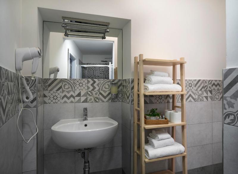 Deluxe Double Room image 3