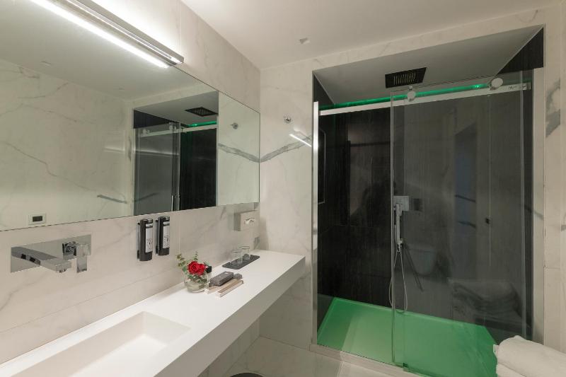 Suite with Spa Bath image 3