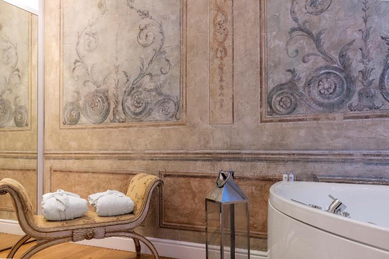 Suite with Spa Bath image 2