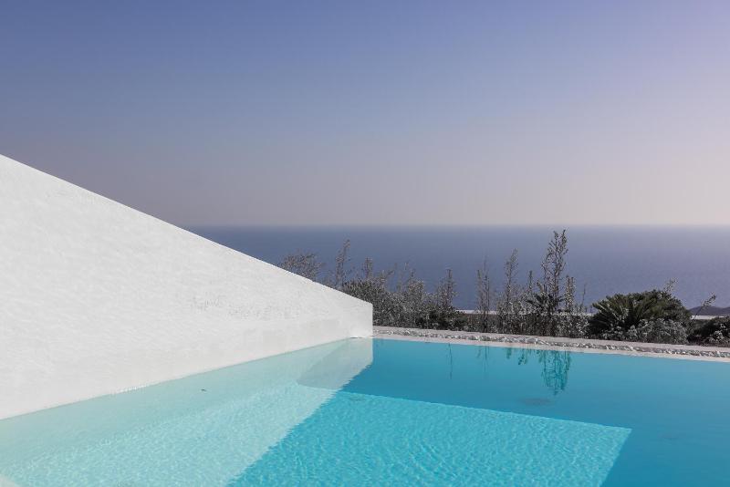 Suite With Private Pool and Sea View image 3