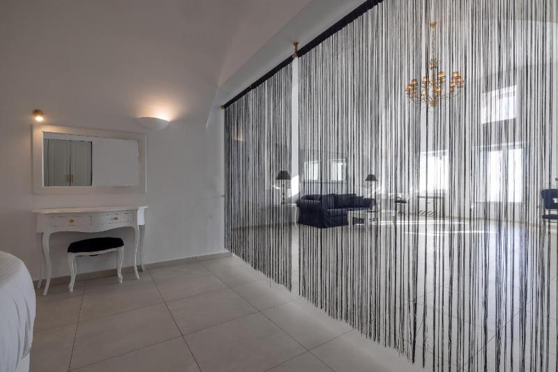 Superior Suite with Private Pool and Sea View image 3