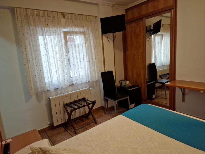 Single Room with Bathroom image 3