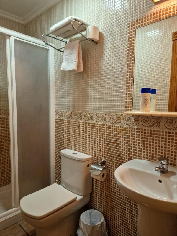 Single Room with Bathroom image 2