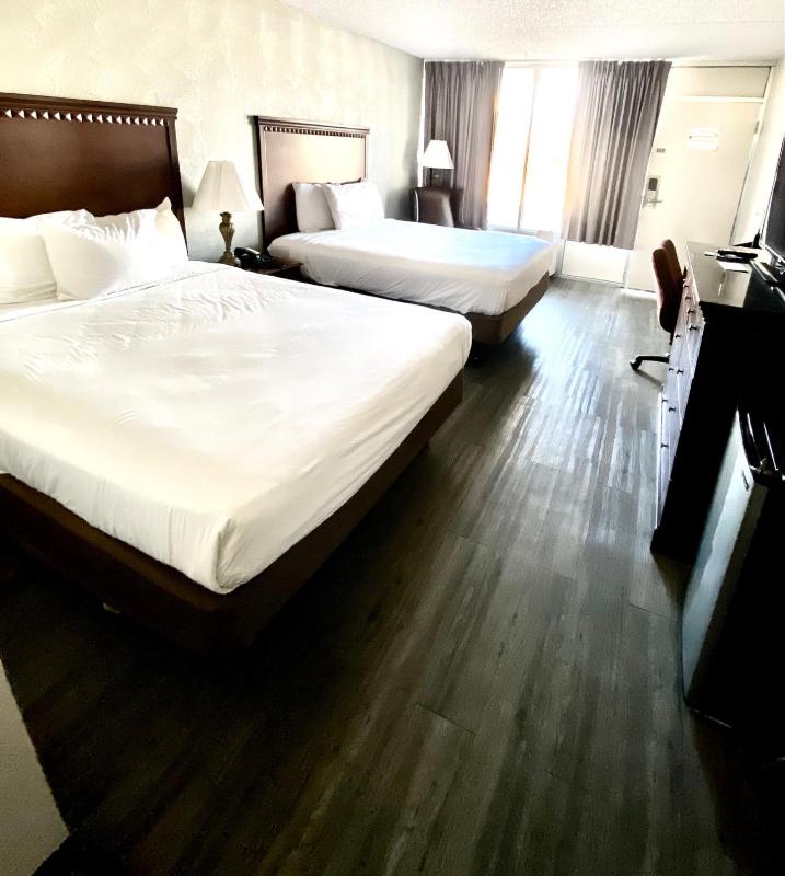 Queen Room with Two Queen Beds - Non-Smoking image 2